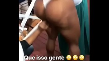 Gracyanne Barbosa tomando dedada no CU em publico